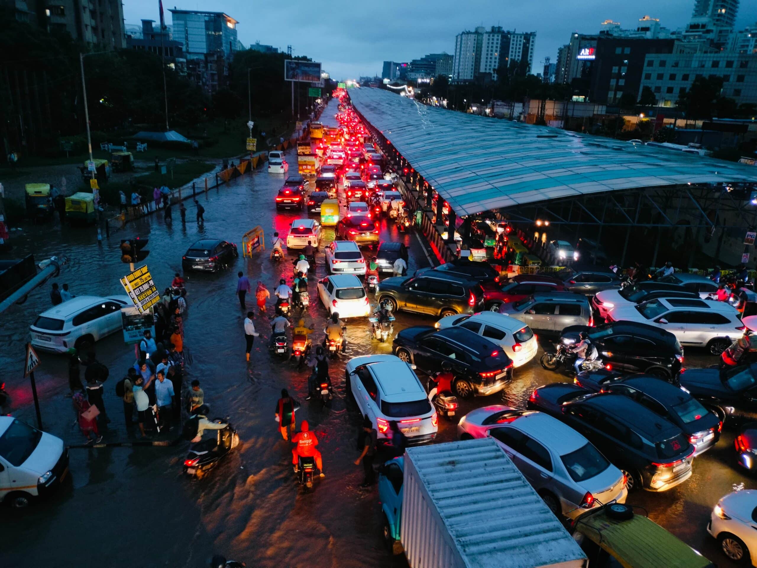 Delhi-NCR Heavy Rain News Today: Gurugram Flooding, Traffic Jams, IMD Orange Alert and Weather Updates 1 Heavy rainfall in Gurgaon causes traffic jams.