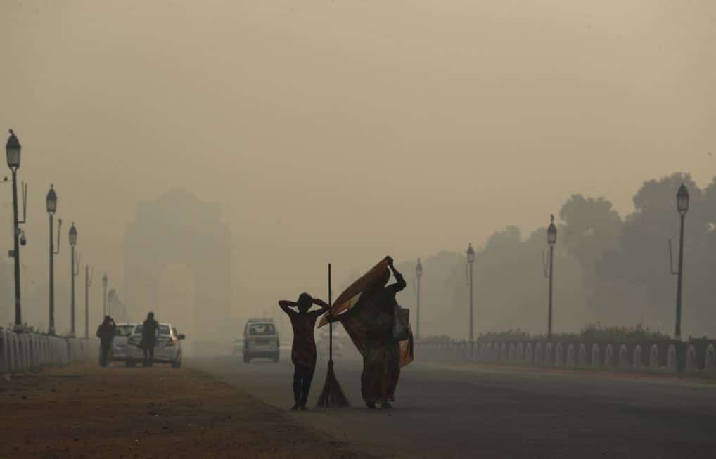Delhi Pollution Crisis: The Hidden Truth Behind India’s Gas Chamber Capital 1 Thick smog over India Gate as Delhi faces severe air pollution
