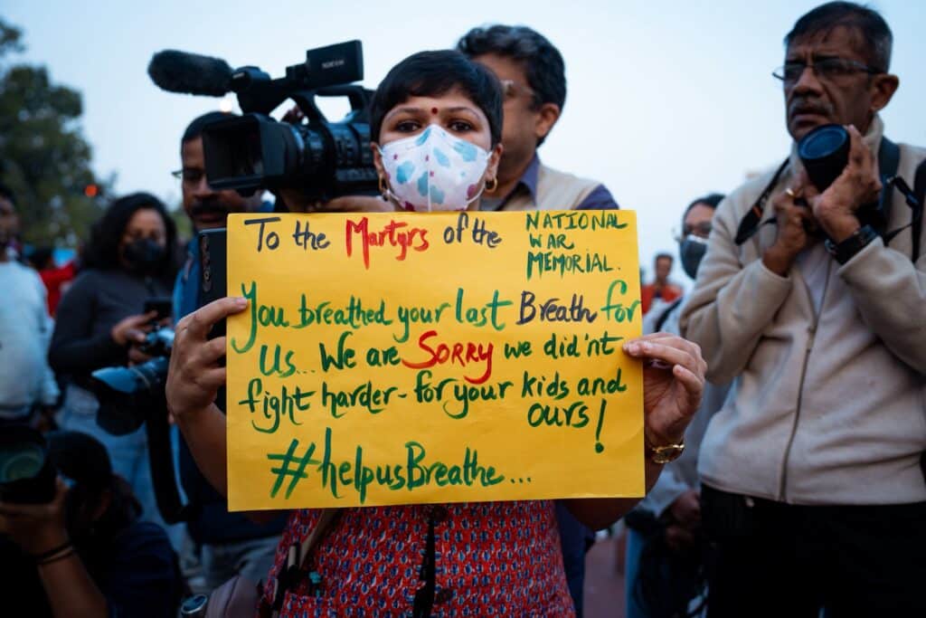 Delhi Chokes: Furious Citizens Rally at India Gate, Rahul Gandhi Condemns Calls it Human Rights Crisis 1 Delhi citizens protest at India Gate over toxic air.