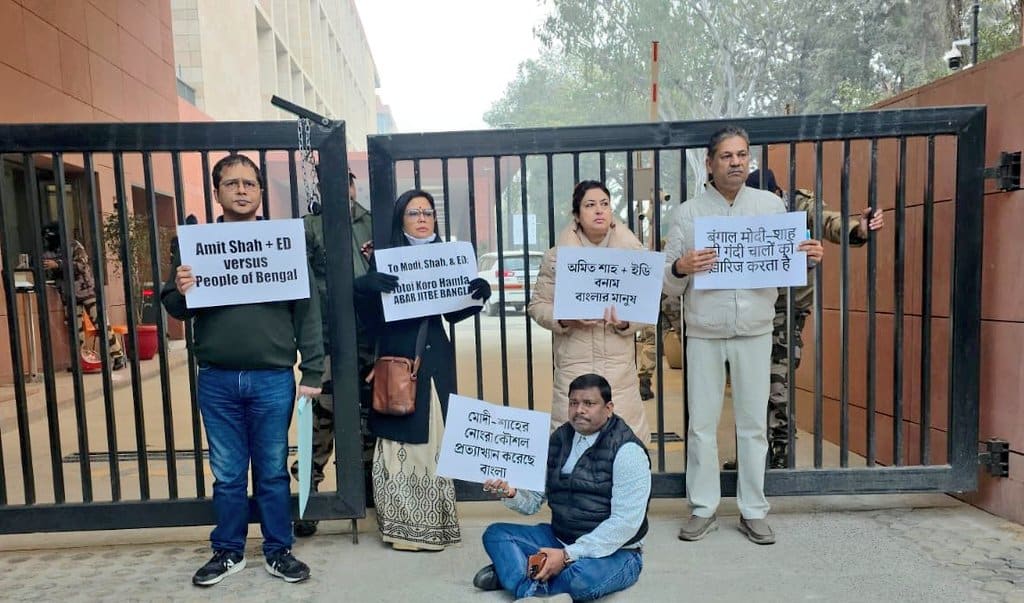 Mamata Banerjee Leads Kolkata Protest as ED Raids Trigger Political and Legal Face-Off 1 TMC leaders protest ED action against Mamata Banerjee in Delhi