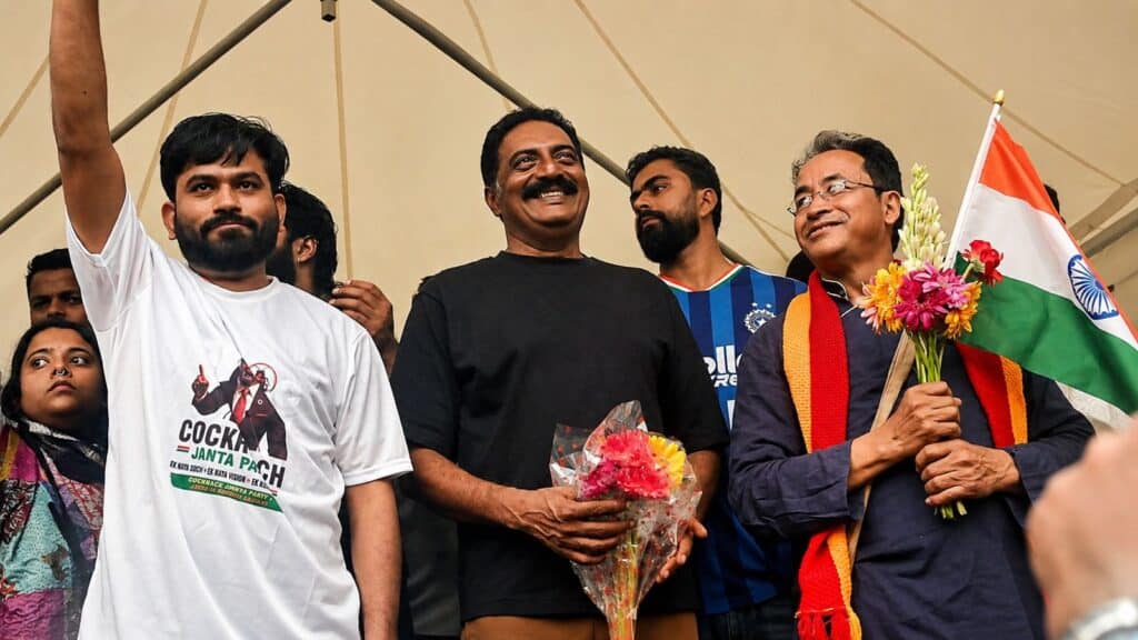 Prakash Raj Joins CJP Bengaluru Protest, Says ‘Youth of This Country Has Decided to Fight’ 1 Prakash Raj at Bengaluru protest with Sonam Wangchuk
