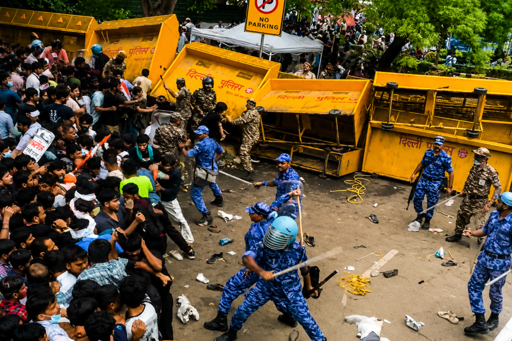 Breaking: Jantar Mantar Erupts as CJP Protest Faces Lathi Charge; JP Nadda Assures Action 2 CJP protesters clash with police at Jantar Mantar during Delhi protest